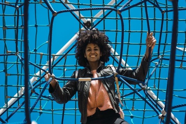 Quels sont les facteurs déterminants dans la sélection du partenaire chez les paons?